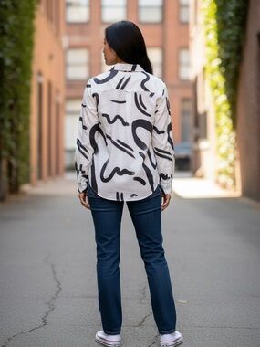 Women's abstract print button-down long-sleeved shirt. Size S
